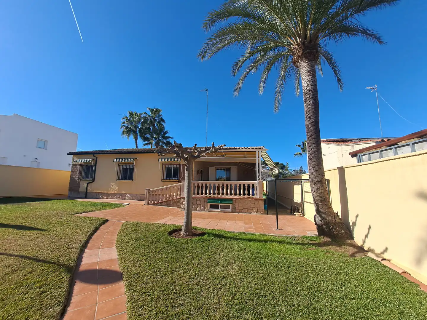Vista exterior de Casa o xalet en venda en L'Eliana amb Aire condicionat, Calefacció i Jardí privat