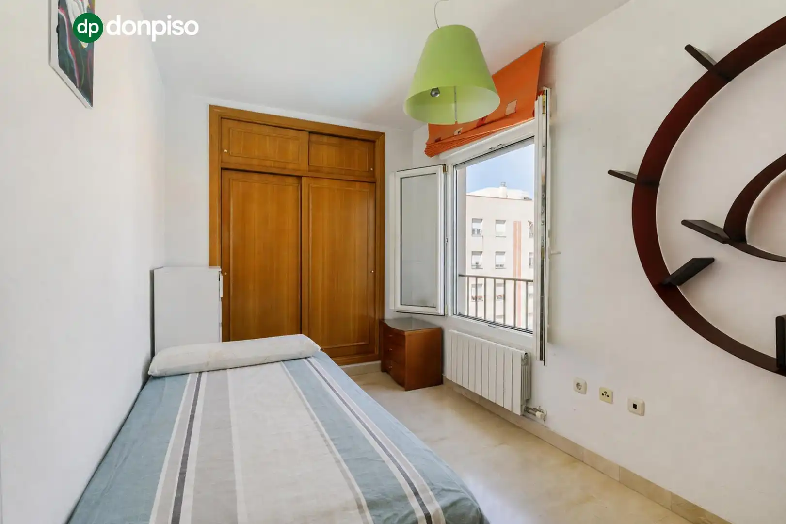 Dormitori de Apartament en venda en Granada amb Piscina comunitària