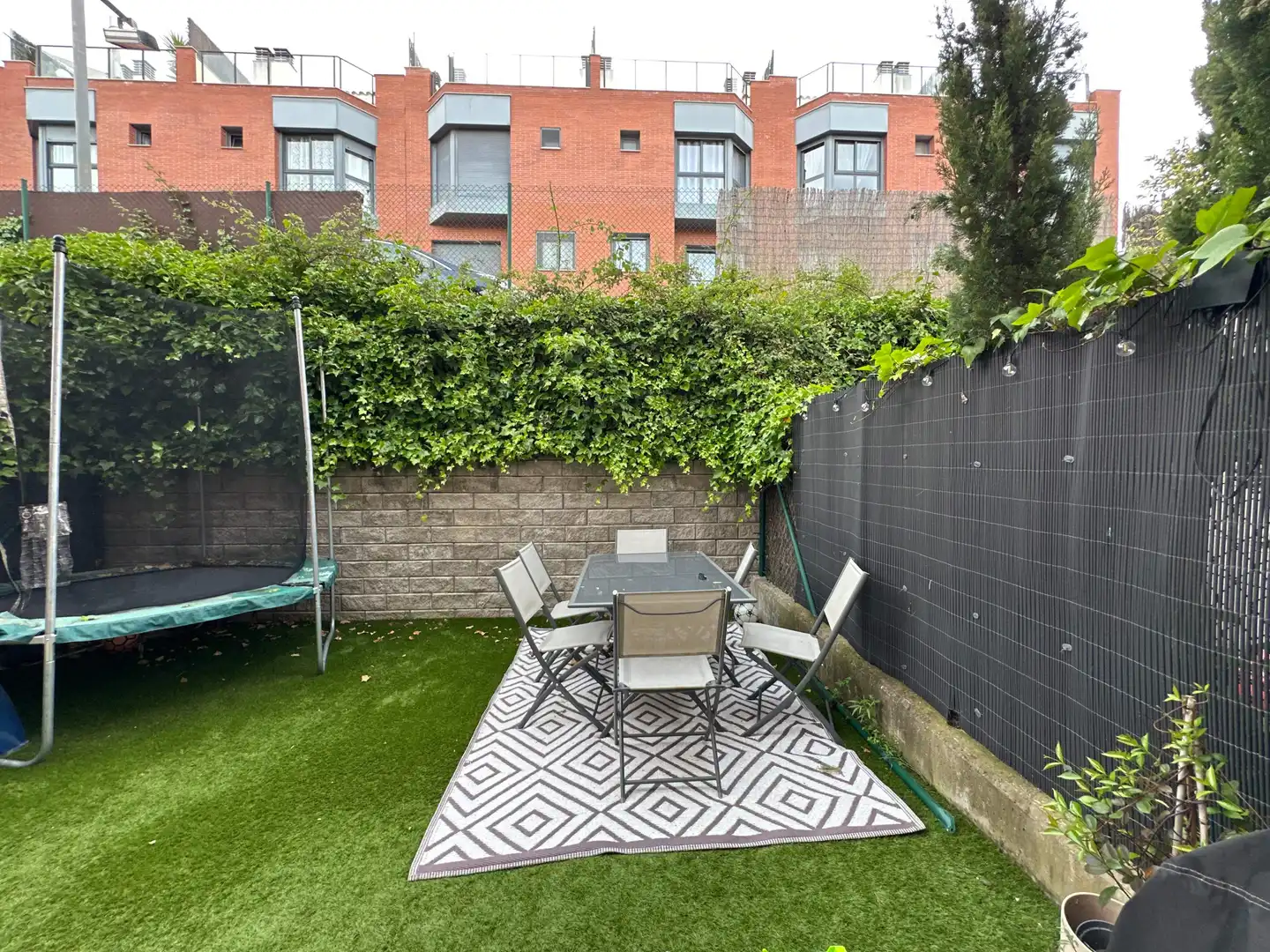 Terrasse von Einfamilien-Reihenhaus zum Verkauf in Sant Esteve Sesrovires mit Klimaanlage, Heizung und Privatgarten