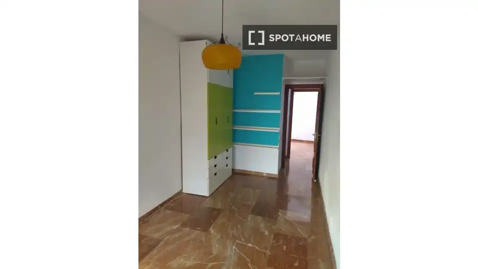 Dormitori de Apartament per a compartir en Almería amb Aire condicionat, Terrassa i Moblat