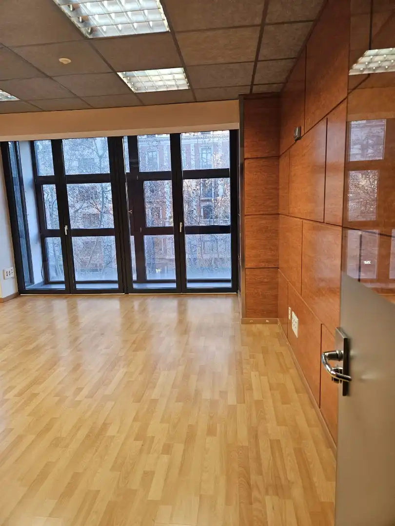 Büro zur Miete in Barcelona mit Klimaanlage und Balkon