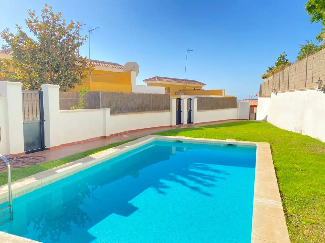 Piscina de Casa o chalet en venta en Torrox con Aire acondicionado, Calefacción y Jardín privado