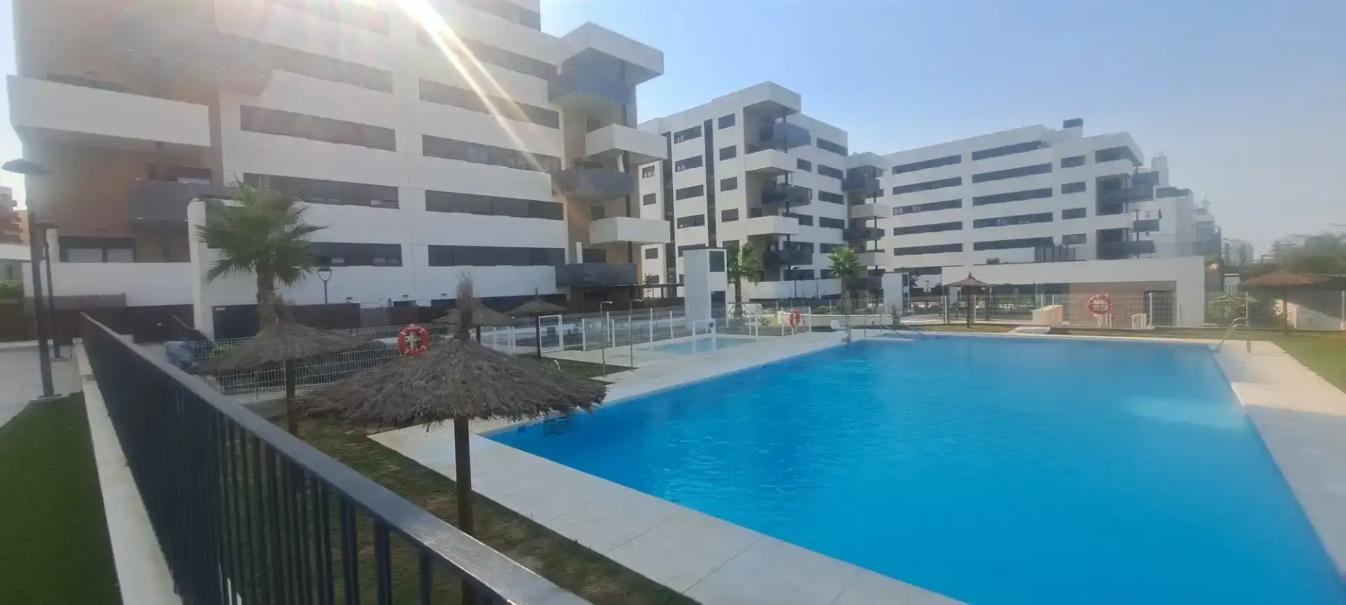 Schwimmbecken von Wohnung zur Miete in Dos Hermanas mit Schwimmbad und Balkon