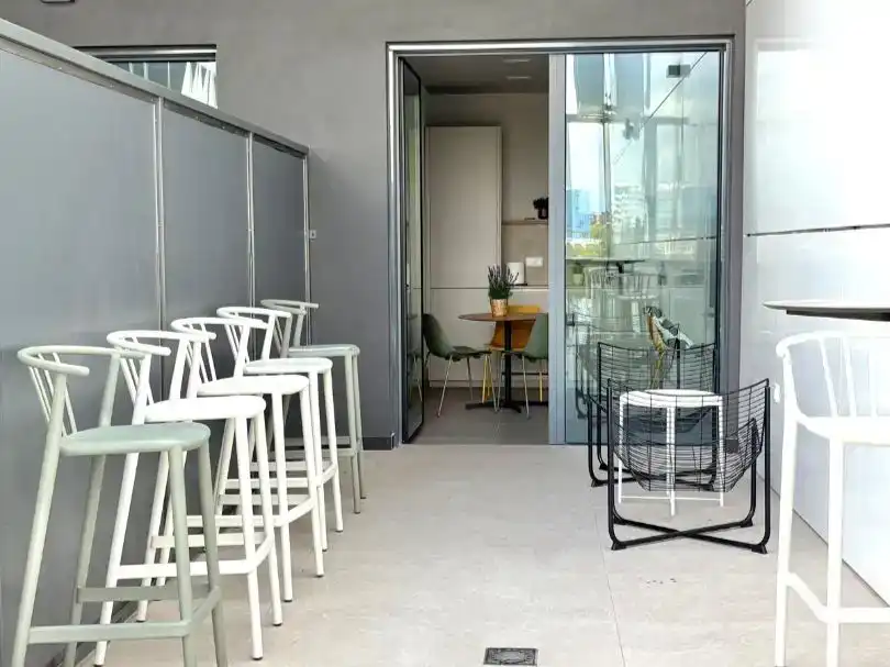 Terrasse von Loft zur Miete in La Moraleja mit Klimaanlage, Schwimmbad und Möbliert
