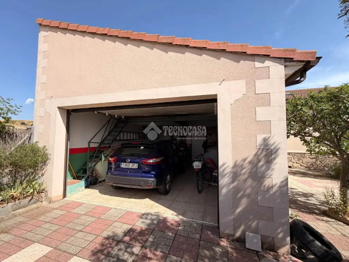 Parking de Casa adosada en venta en Segovia con Calefacción