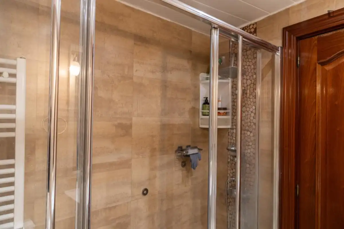 Bathroom of Apartments for share in Madrid  with Air Conditioner, Furnished and Oven