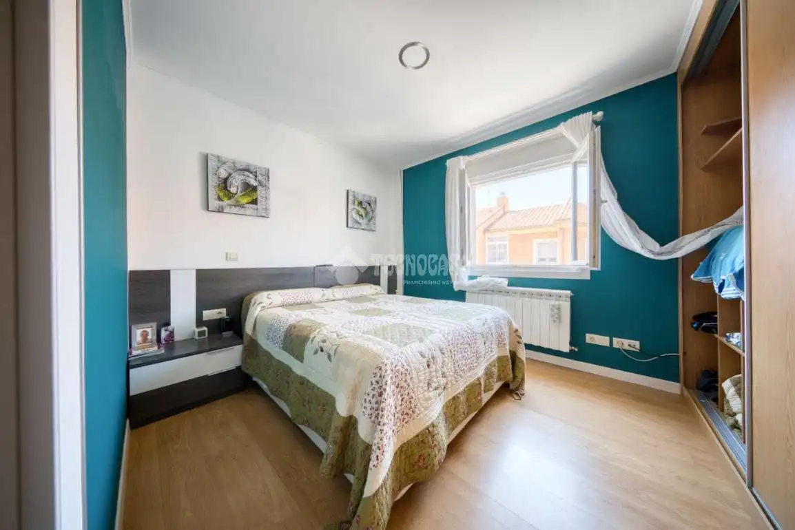 Habitación de Casa adosada en venta en Aldeamayor de San Martín con Calefacción y Jardín privado
