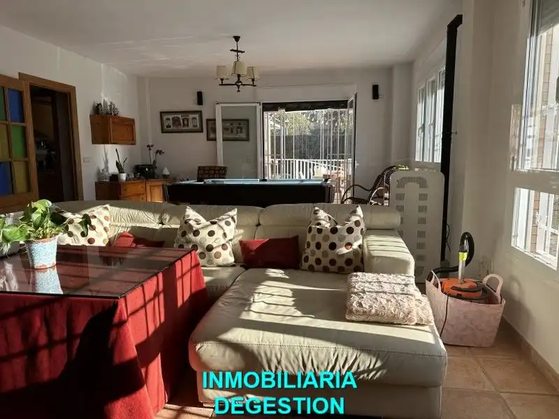 Sala d'estar de Casa o xalet en venda en Linares amb Aire condicionat, Calefacció i Jardí privat