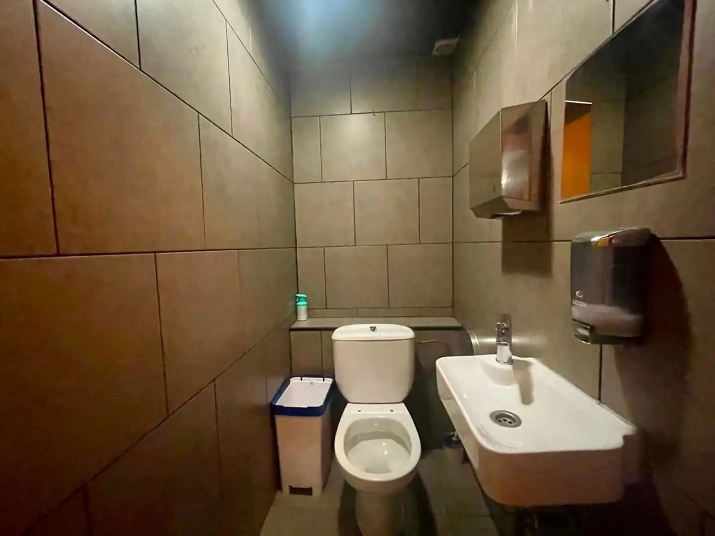 Baño de Local en traspaso en Barcelona con Aire acondicionado, Internet y Alarma