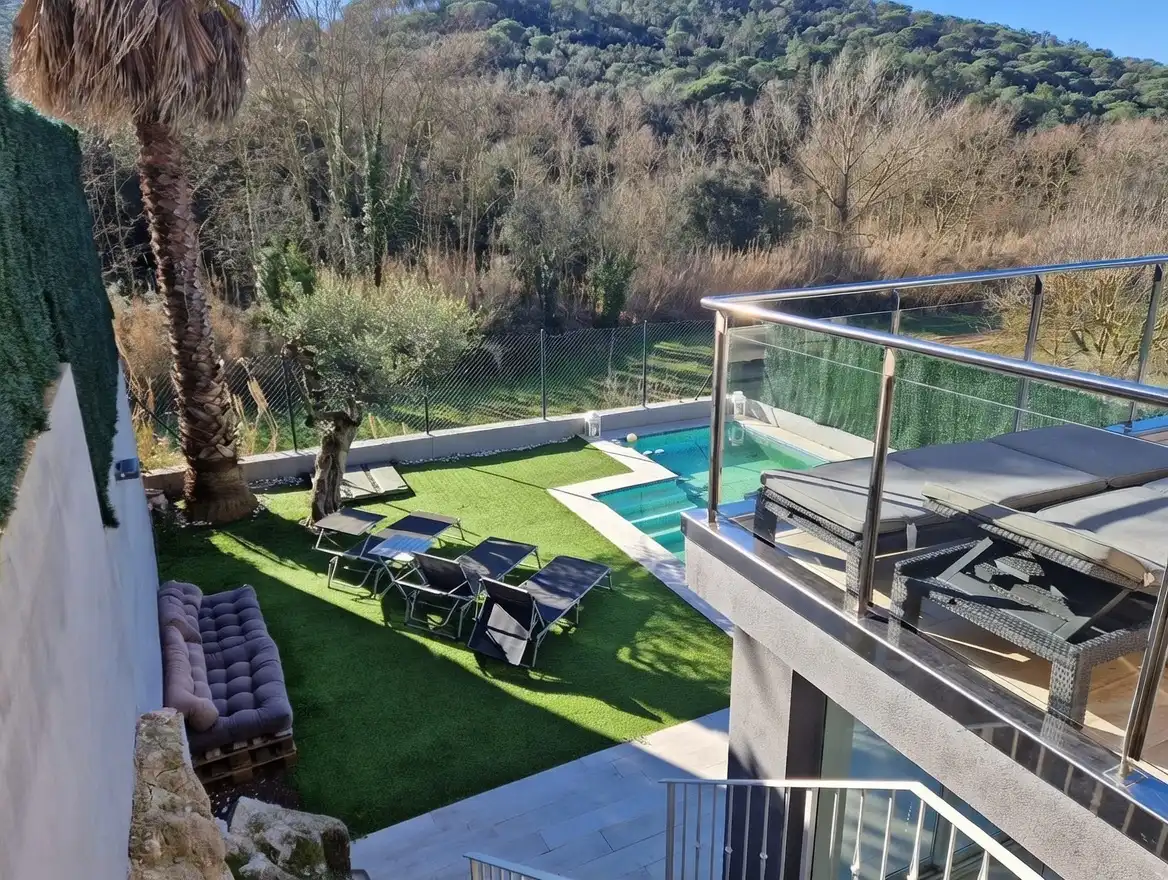 Schwimmbecken von Haus oder Chalet zum Verkauf in Dosrius mit Klimaanlage, Heizung und Privatgarten