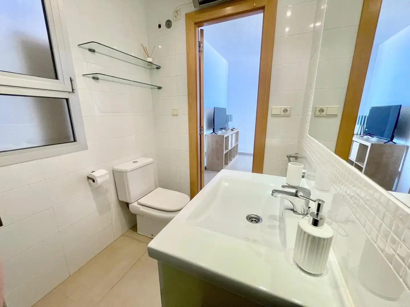 Baño de Apartamento de alquiler en Guardamar del Segura con Amueblado, Lavadora y Microondas