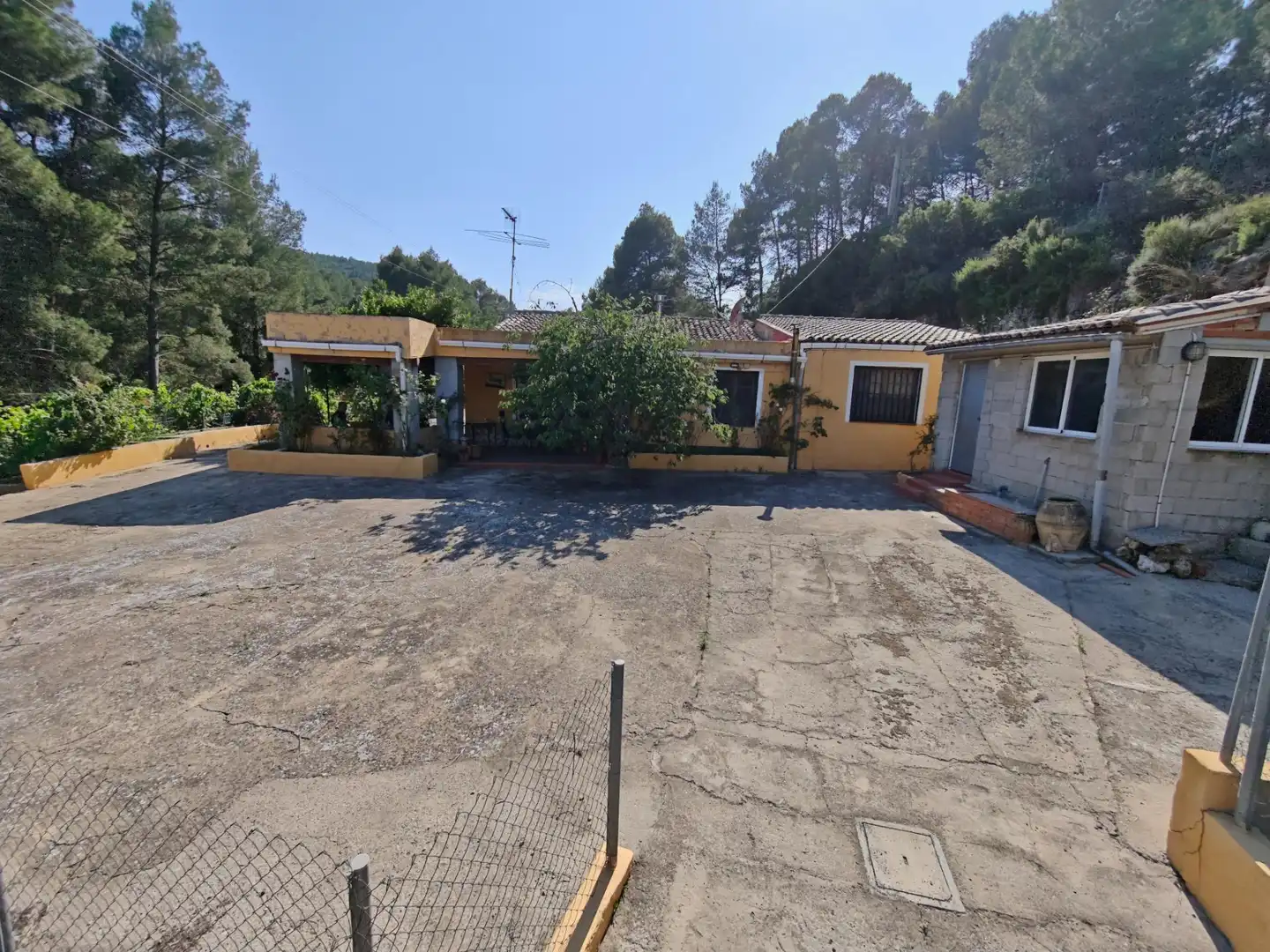 Exterior view of Houses for sale in Yátova  with Private garden, Terrace and Storage room