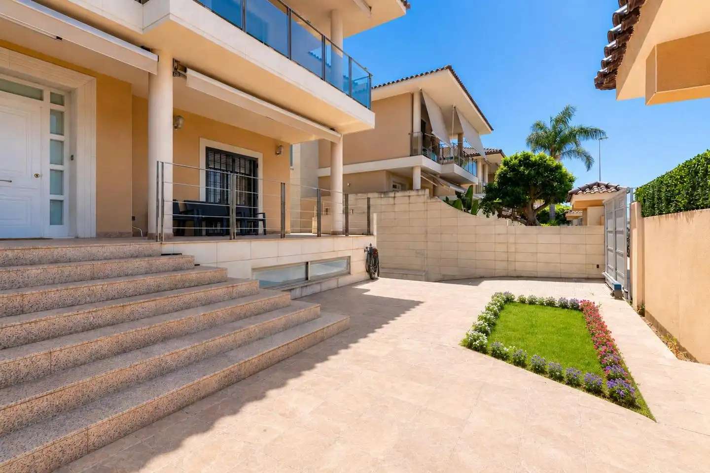 Vista exterior de Casa o chalet en venta en Elche / Elx con Aire acondicionado, Jardín privado y Parquet