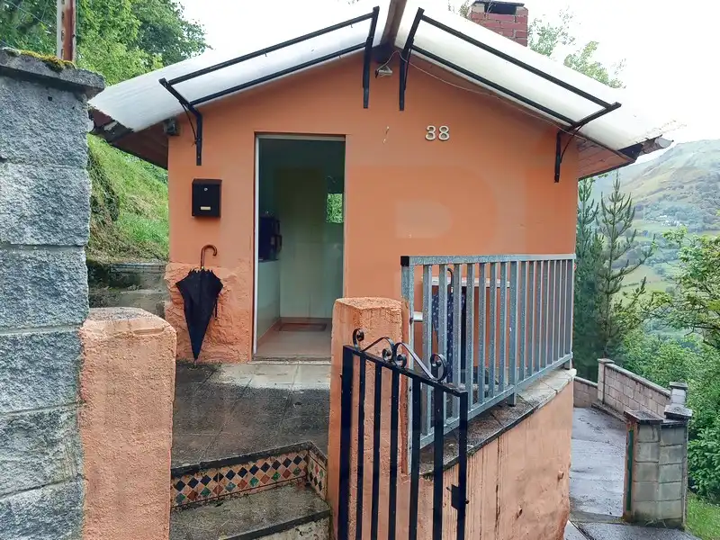 Vista exterior de Finca rústica en venta en Riosa con Calefacción y Amueblado