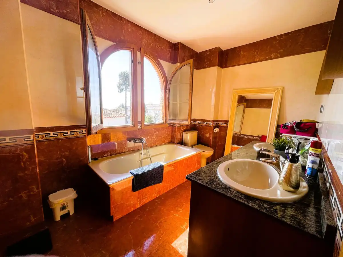 Badezimmer von Einfamilien-Reihenhaus zum Verkauf in Mijas mit Klimaanlage, Heizung und Privatgarten