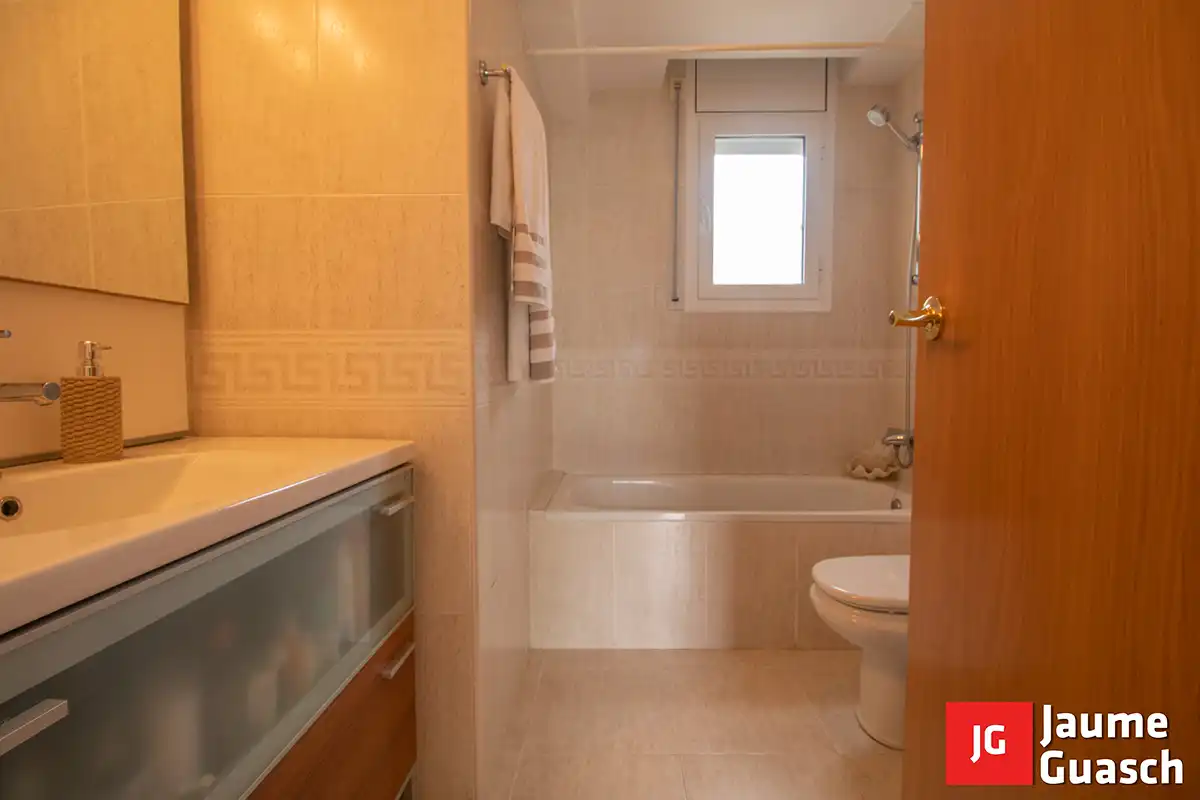 Badezimmer von Einfamilien-Reihenhaus zum Verkauf in Torredembarra mit Klimaanlage, Heizung und Privatgarten
