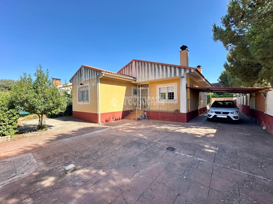 Vista exterior de Casa o xalet en venda en Pioz amb Calefacció i Piscina comunitària