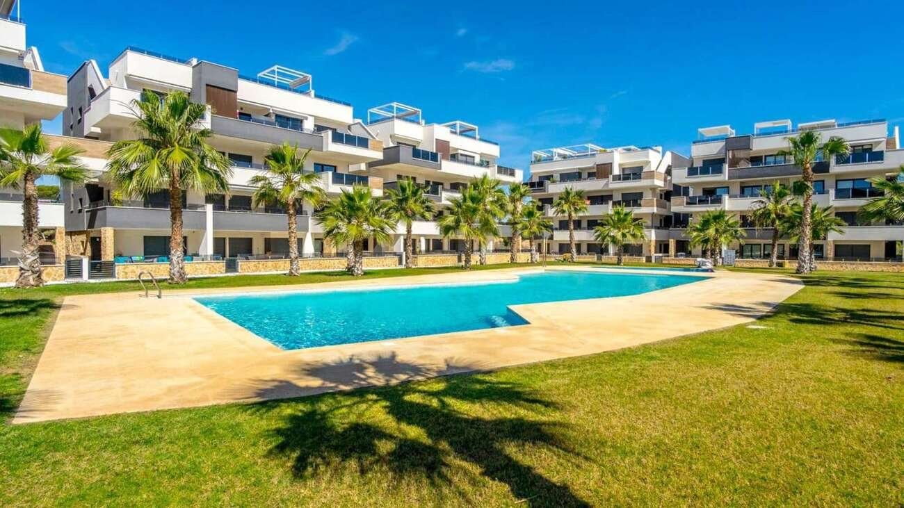 Vista exterior de Apartament en venda en Orihuela amb Aire condicionat, Piscina i Moblat