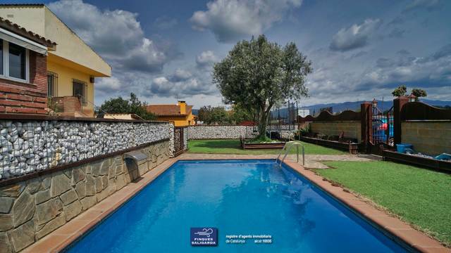 Casa-chalet en Venta en Canovelles