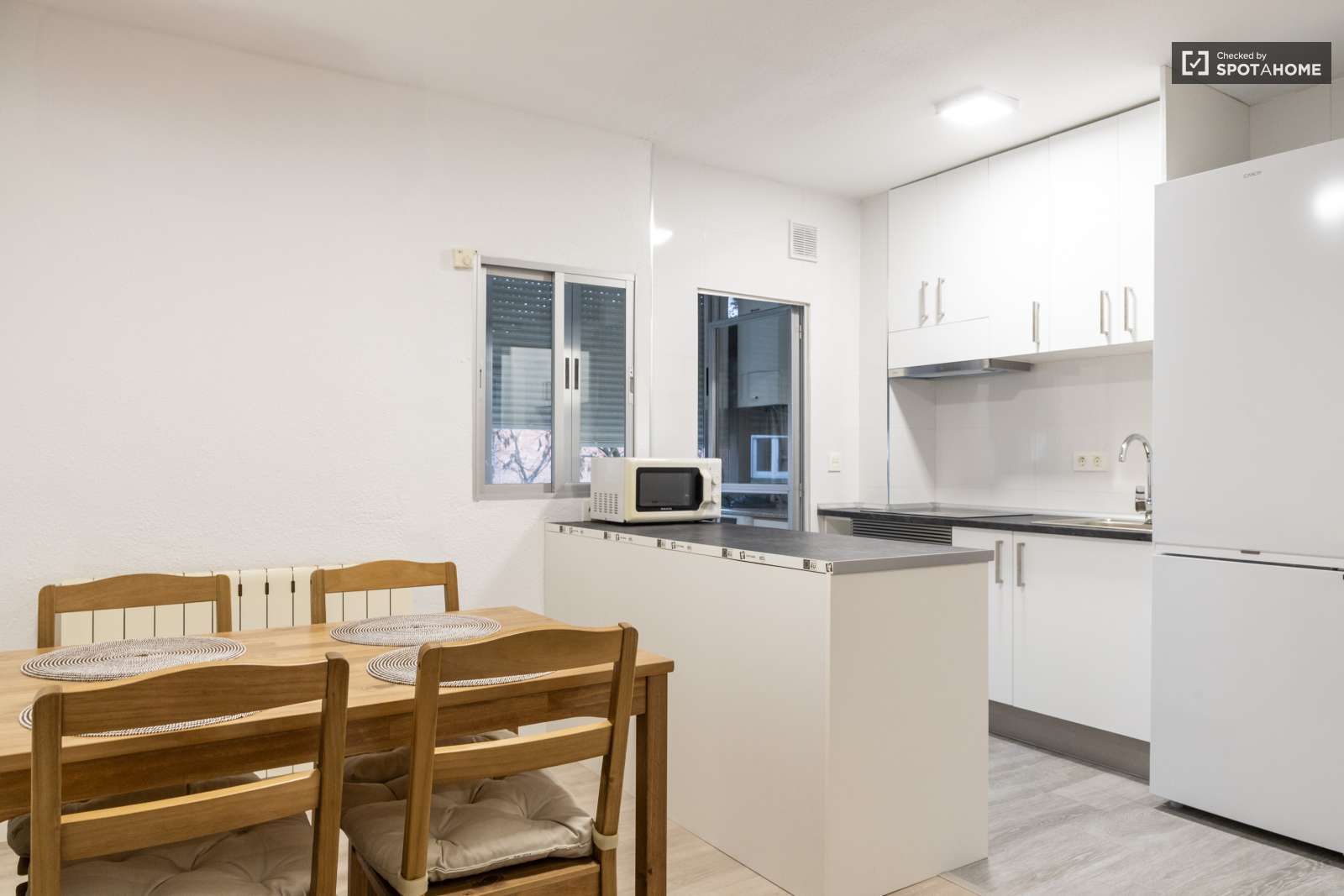 Cuina de Apartament per a compartir en  Madrid Capital amb Aire condicionat i Terrassa