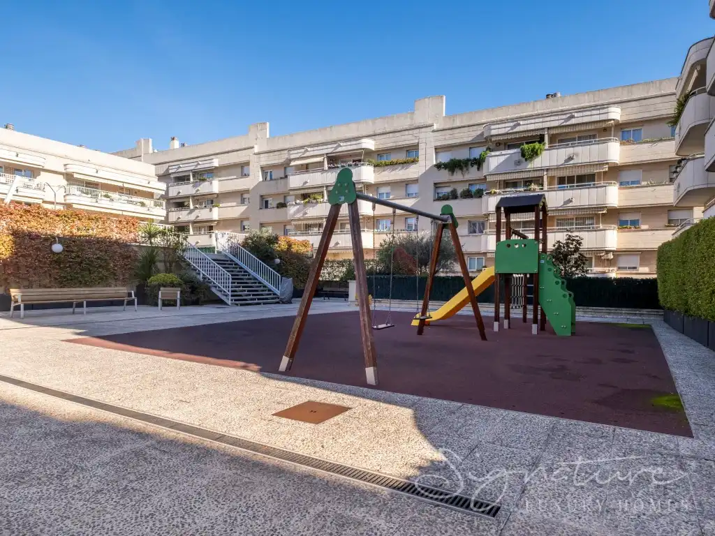 Exterior view of Attic for sale in Sant Cugat del Vallès  with Air Conditioner, Terrace and Swimming Pool