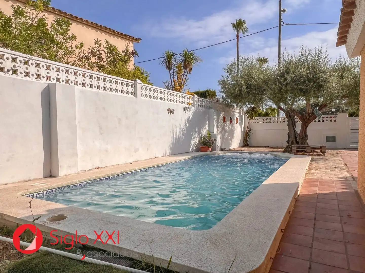 Schwimmbecken von Einfamilien-Reihenhaus zum Verkauf in Castellón de la Plana / Castelló de la Plana mit Klimaanlage, Heizung und Terrasse