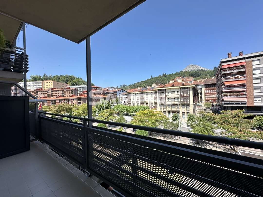 Vista exterior de Pis en venda en Arrasate / Mondragón amb Calefacció, Jardí privat i Moblat