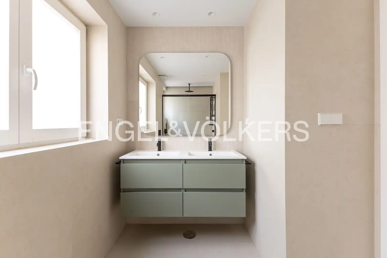 Bathroom of Flat for sale in Madrid  with Air Conditioner, Heating and Storage room