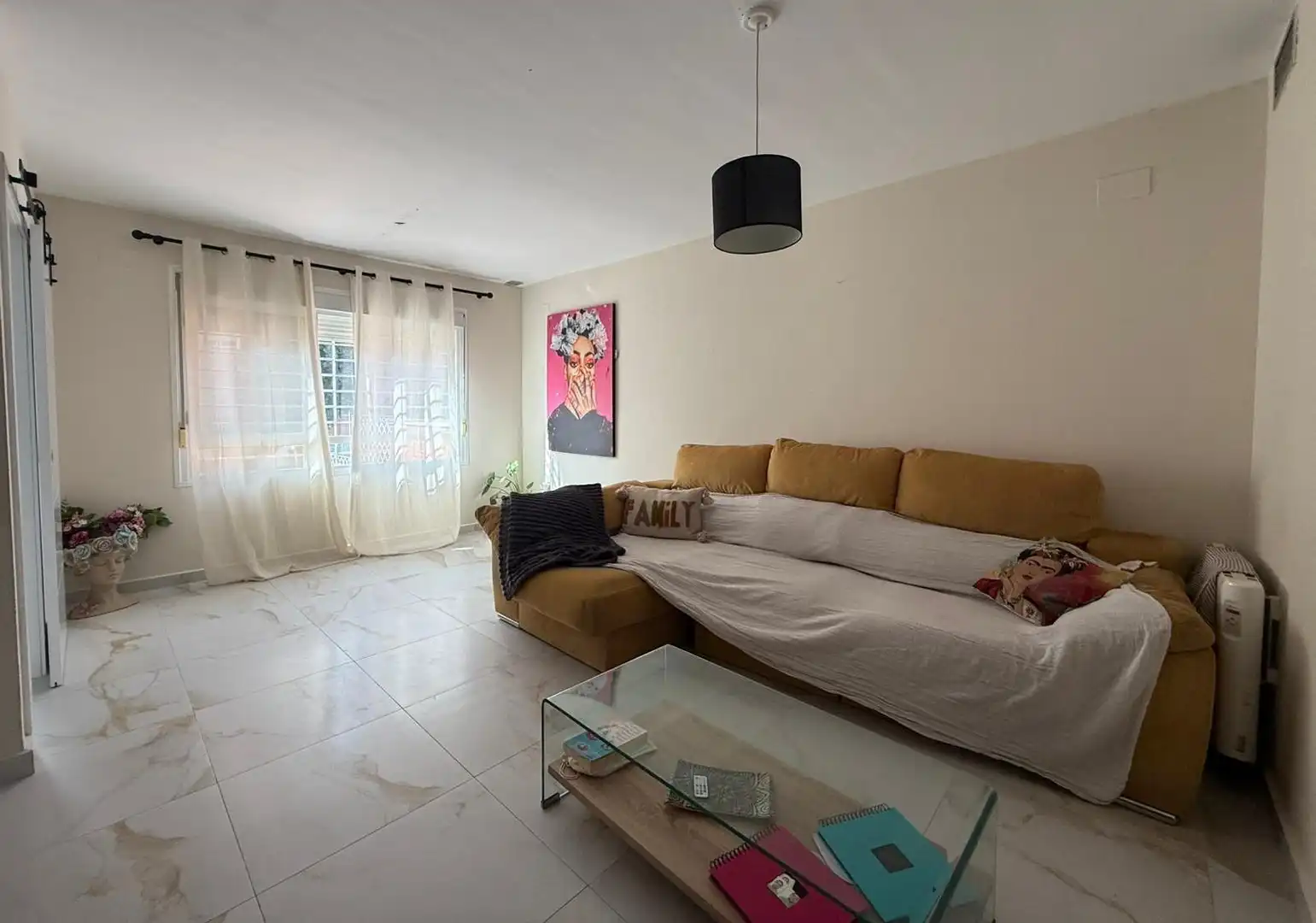 Wohnzimmer von Einfamilien-Reihenhaus zum Verkauf in Mérida mit Klimaanlage, Heizung und Terrasse