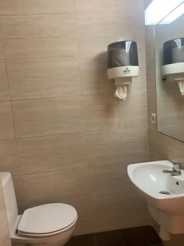 Badezimmer von Büro zur Miete in Mataró mit Klimaanlage, Möbliert und Internet