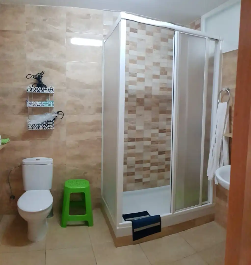 Badezimmer von Einfamilien-Reihenhaus zum Verkauf in Cardedeu mit Privatgarten und Terrasse