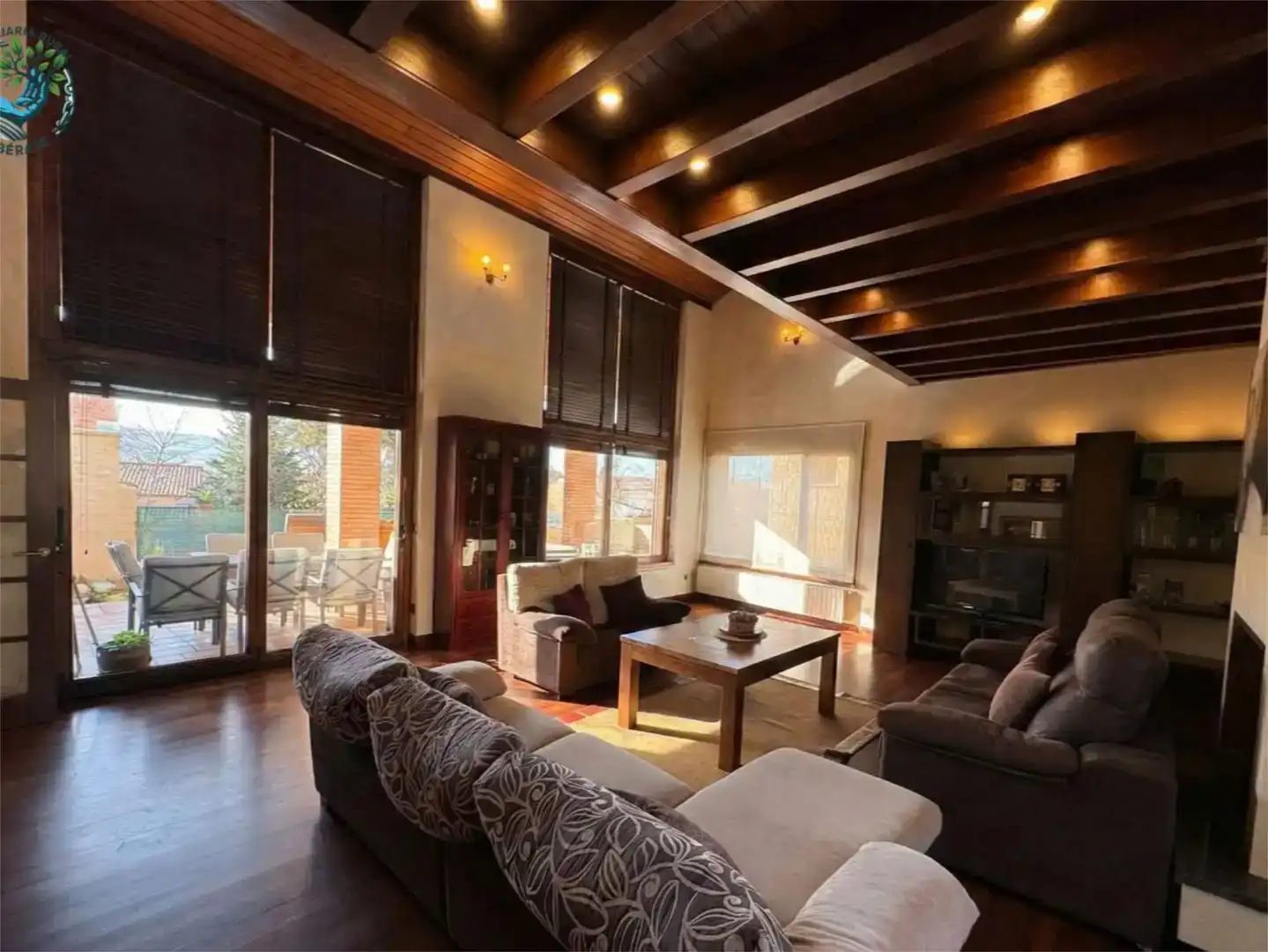 Sala d'estar de Casa o xalet en venda en Covaleda amb Jardí privat, Parquet i Moblat