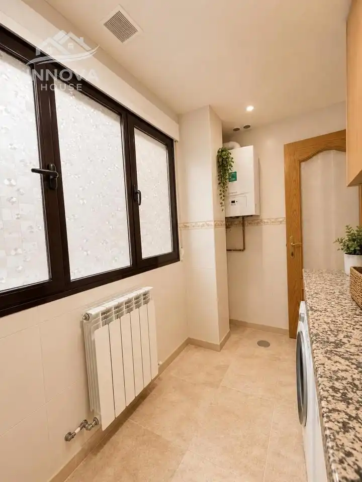 Bany de Pis en venda en La Lastrilla  amb Calefacció, Terrassa i Traster