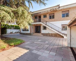 Vista exterior de Casa o xalet en venda en  Córdoba Capital amb Jardí privat, Parquet i Terrassa