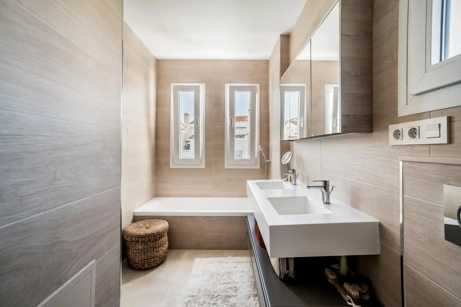 Badezimmer von Einfamilien-Reihenhaus zur Miete in Mijas mit Klimaanlage, Terrasse und Schwimmbad