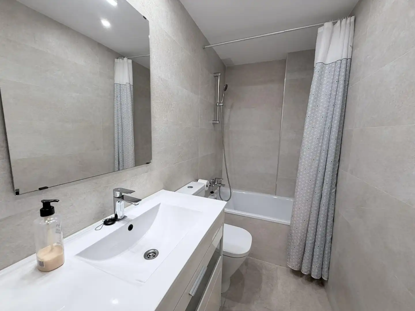 Badezimmer von Wohnung zur Miete in Zaragoza mit Klimaanlage, Heizung und Terrasse