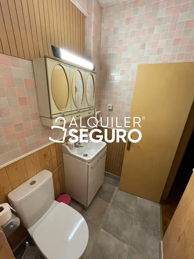 Bathroom of Flat for rent in Madrid  with Terrace and Furnished