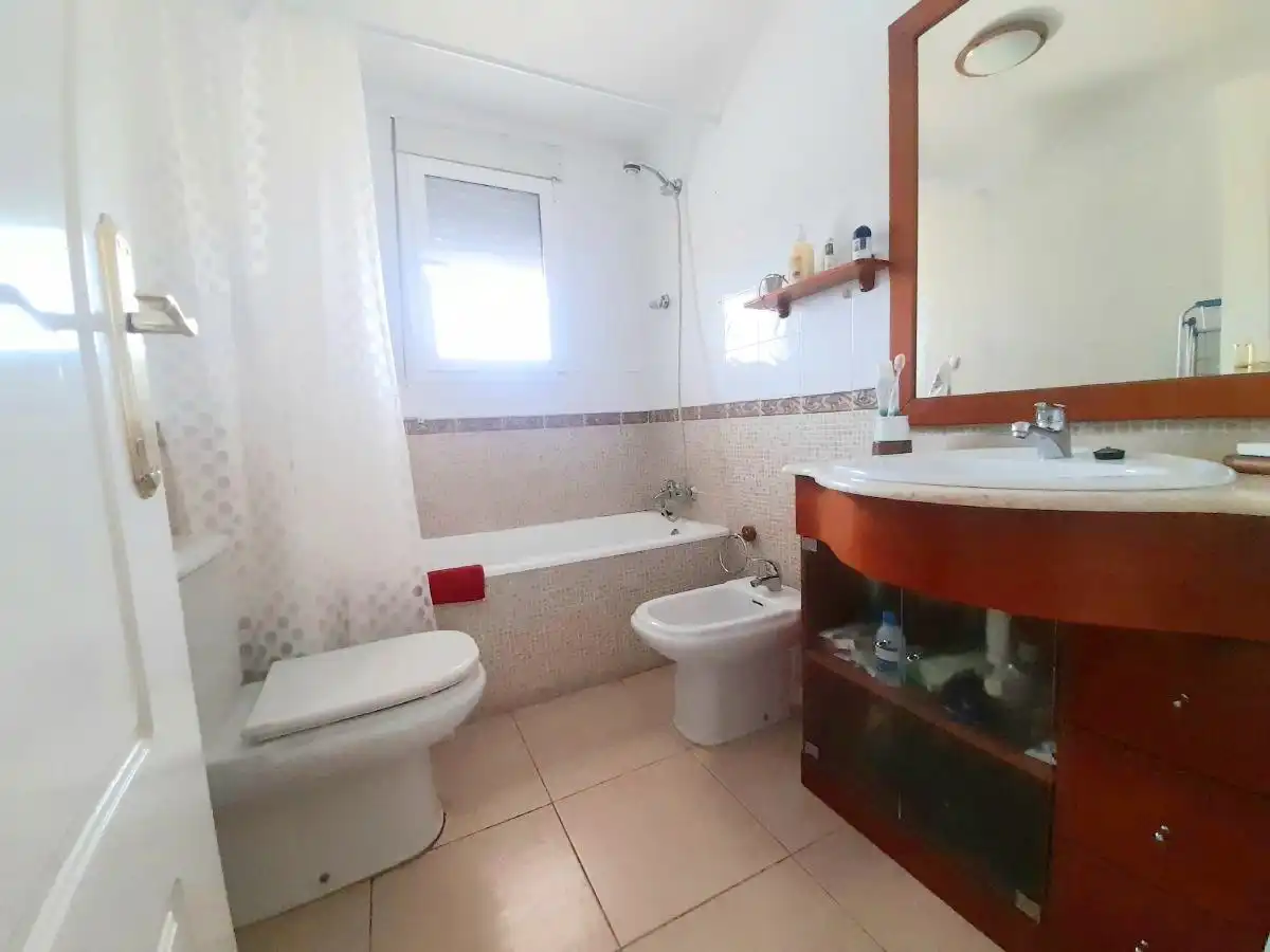 Baño de Apartamento de alquiler en Dénia con Aire acondicionado, Calefacción y Jardín privado