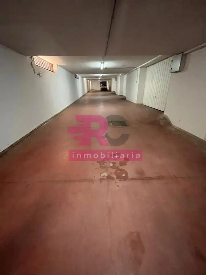 Parking de Casa adosada en venta en Cabrerizos con Calefacción, Jardín privado y Piscina comunitaria