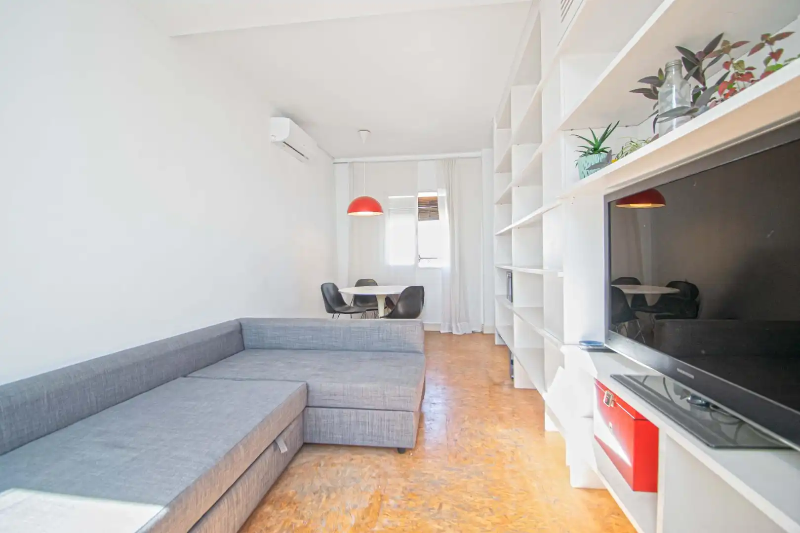 Living room of Flat for sale in Sevilla  with Air Conditioner, Terrace and Furnished