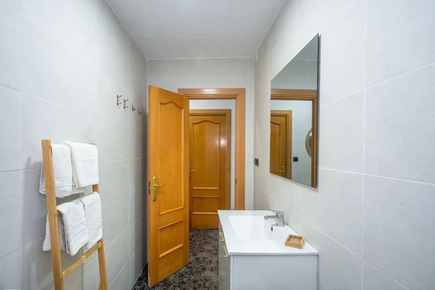Baño de Piso de alquiler en Girona con Calefacción, Terraza y Trastero
