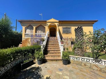 Casa rústica amb piscina en venda a Calle Descubrimiento De America