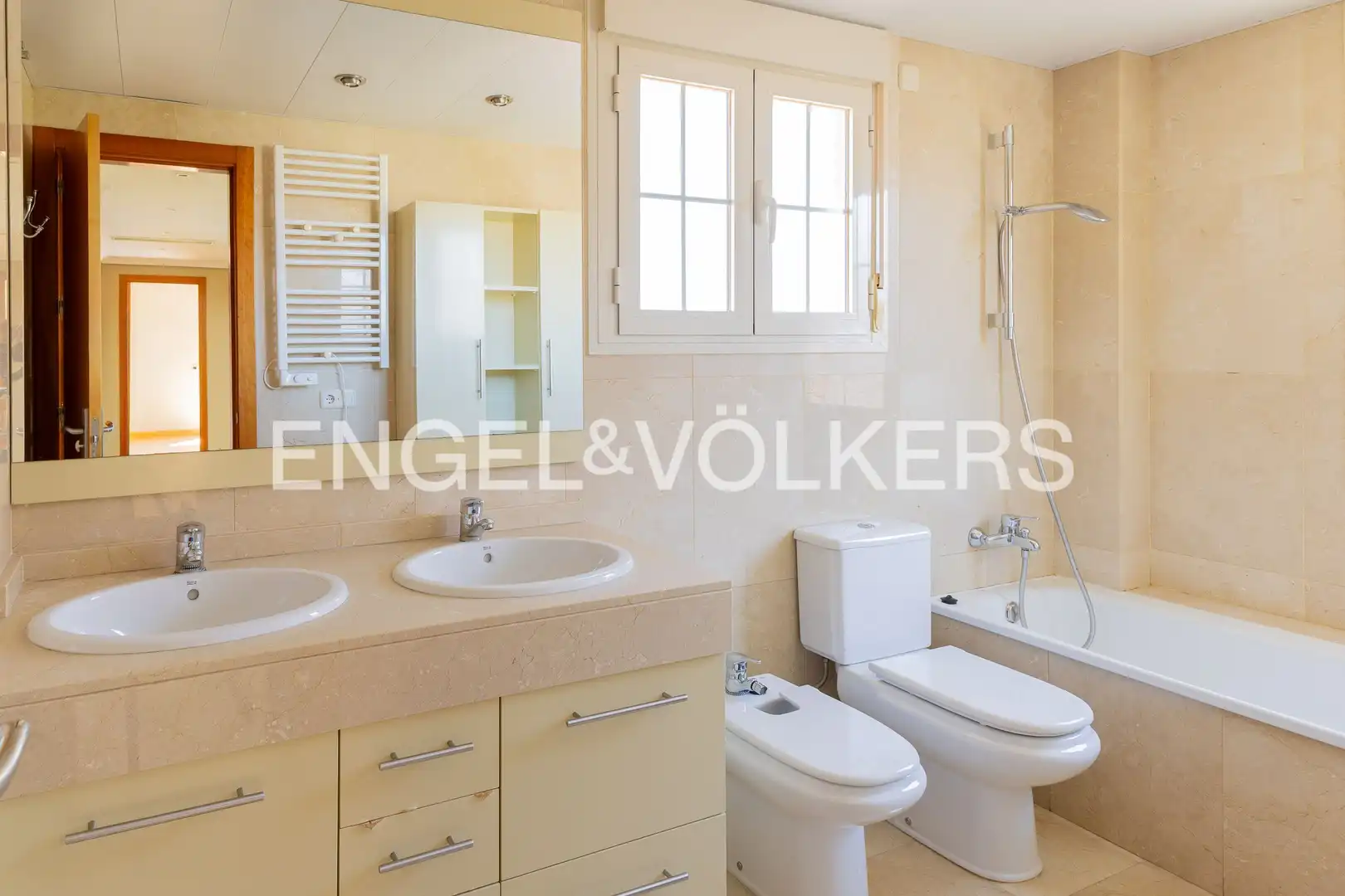 Bathroom of Houses for sale in Villanueva de la Cañada  with Air Conditioner, Heating and Private garden
