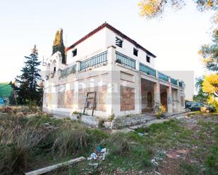 Vista exterior de Finca rústica en venda en Vilanova i la Geltrú amb Piscina