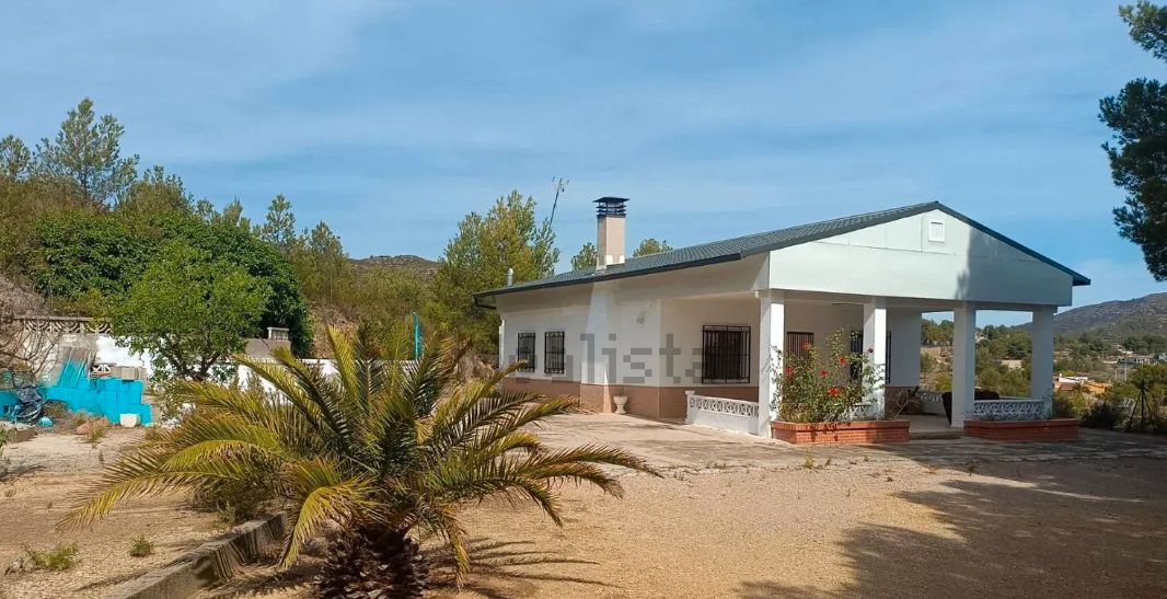 Vista exterior de Casa o xalet en venda en Chiva amb Jardí privat, Terrassa i Piscina