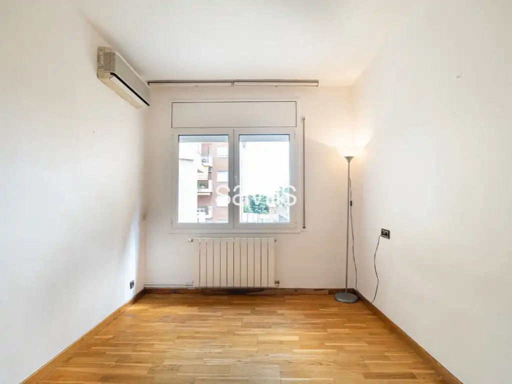 Dormitori de Apartament en venda en Barcelona amb Balcó