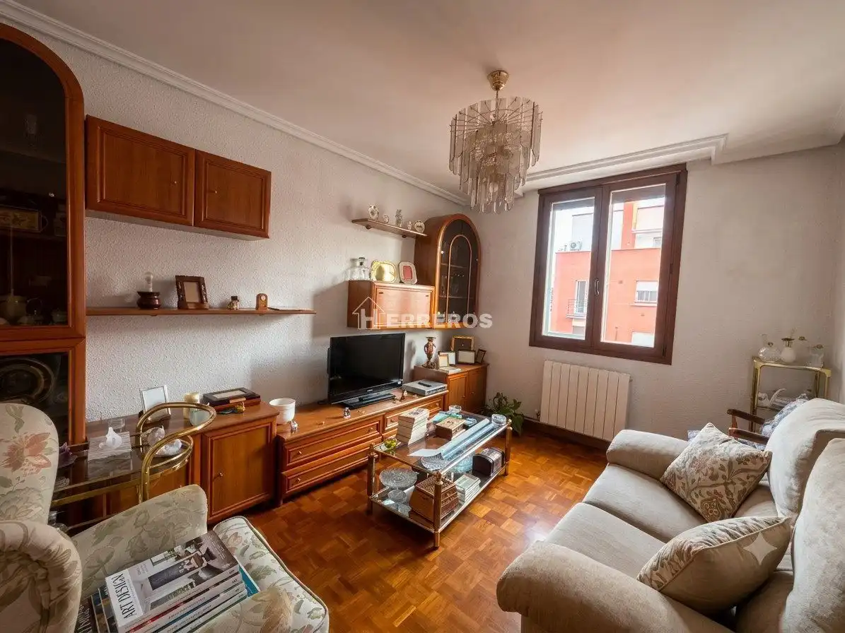 Sala de estar de Piso en venta en  Logroño con Calefacción, Parquet y Amueblado