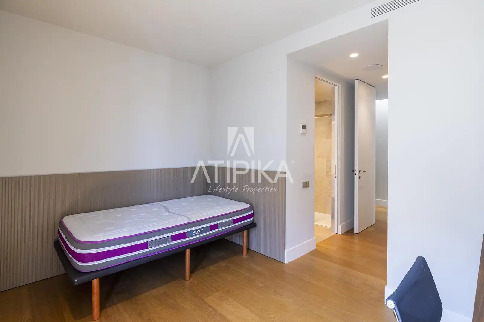 Schlafzimmer von Dachboden zur Miete in Barcelona mit Klimaanlage, Terrasse und Ofen
