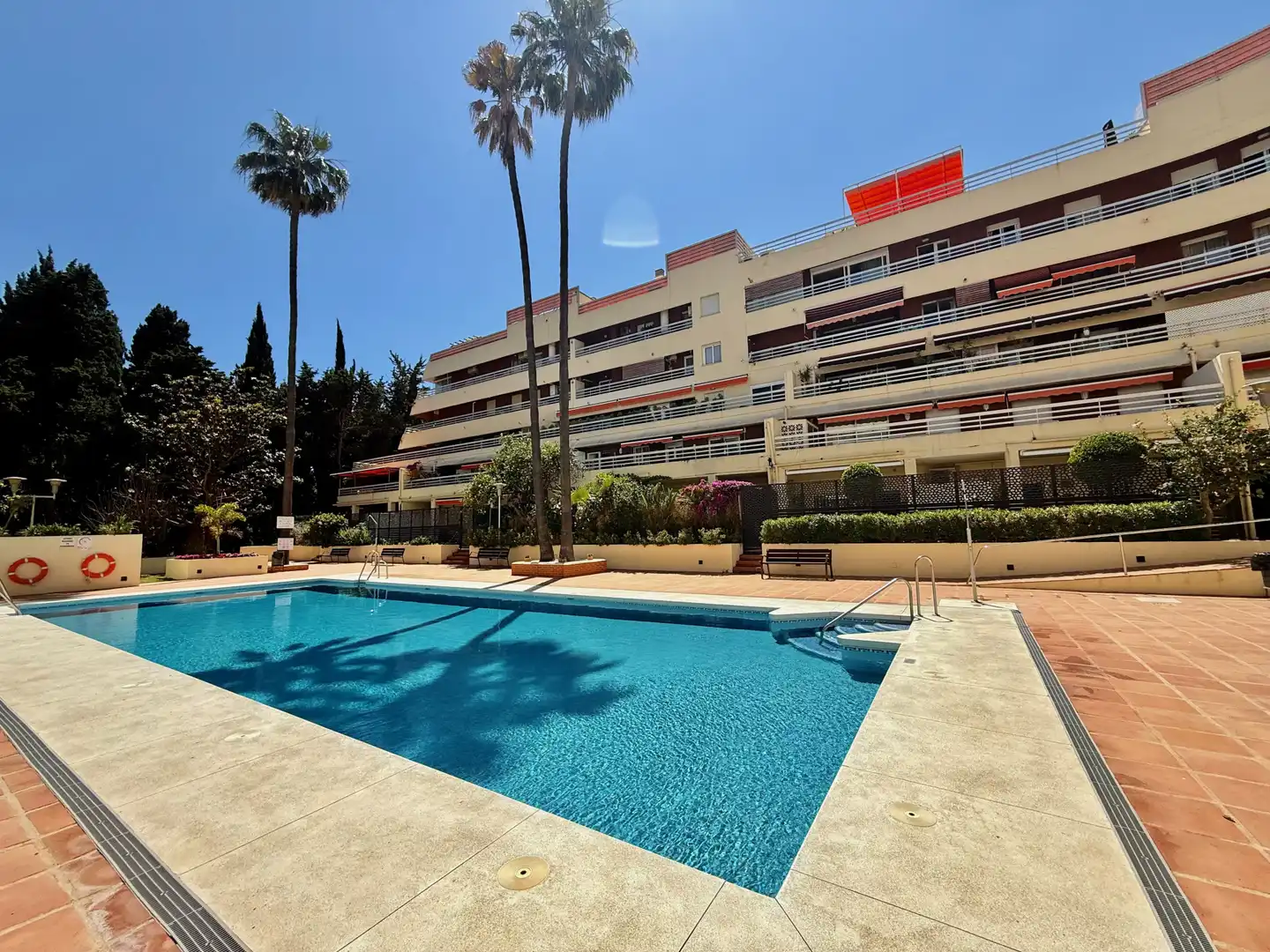 Vista exterior de Apartamento de alquiler en Marbella con Terraza, Piscina y Piscina comunitaria