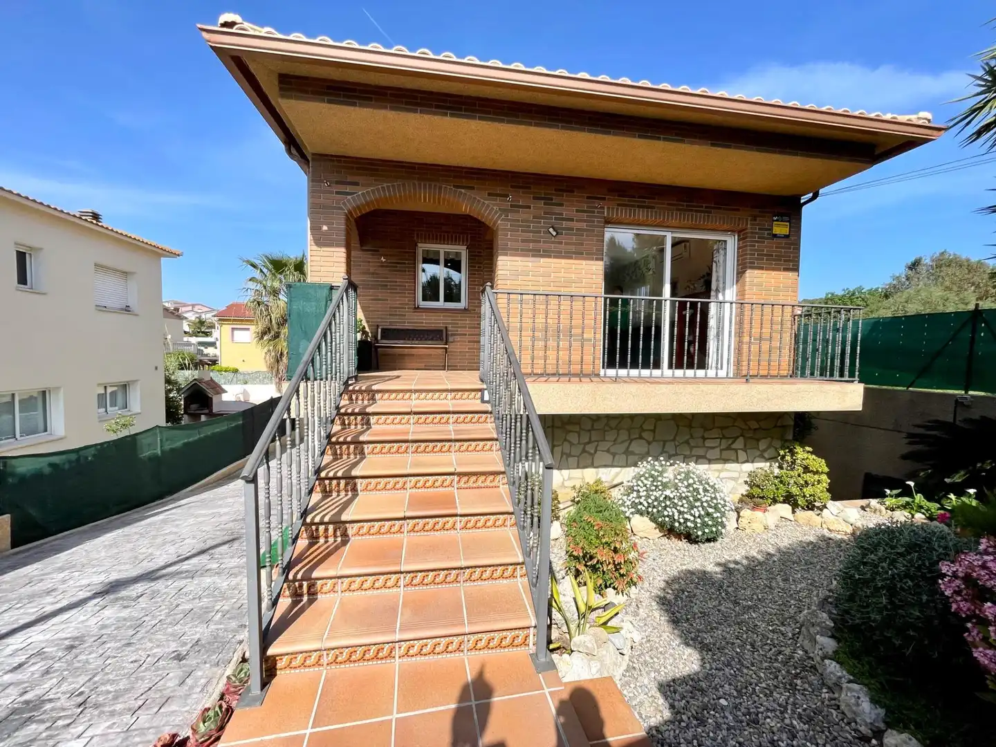 Vista exterior de Casa o xalet en venda en El Vendrell amb Aire condicionat, Jardí privat i Terrassa